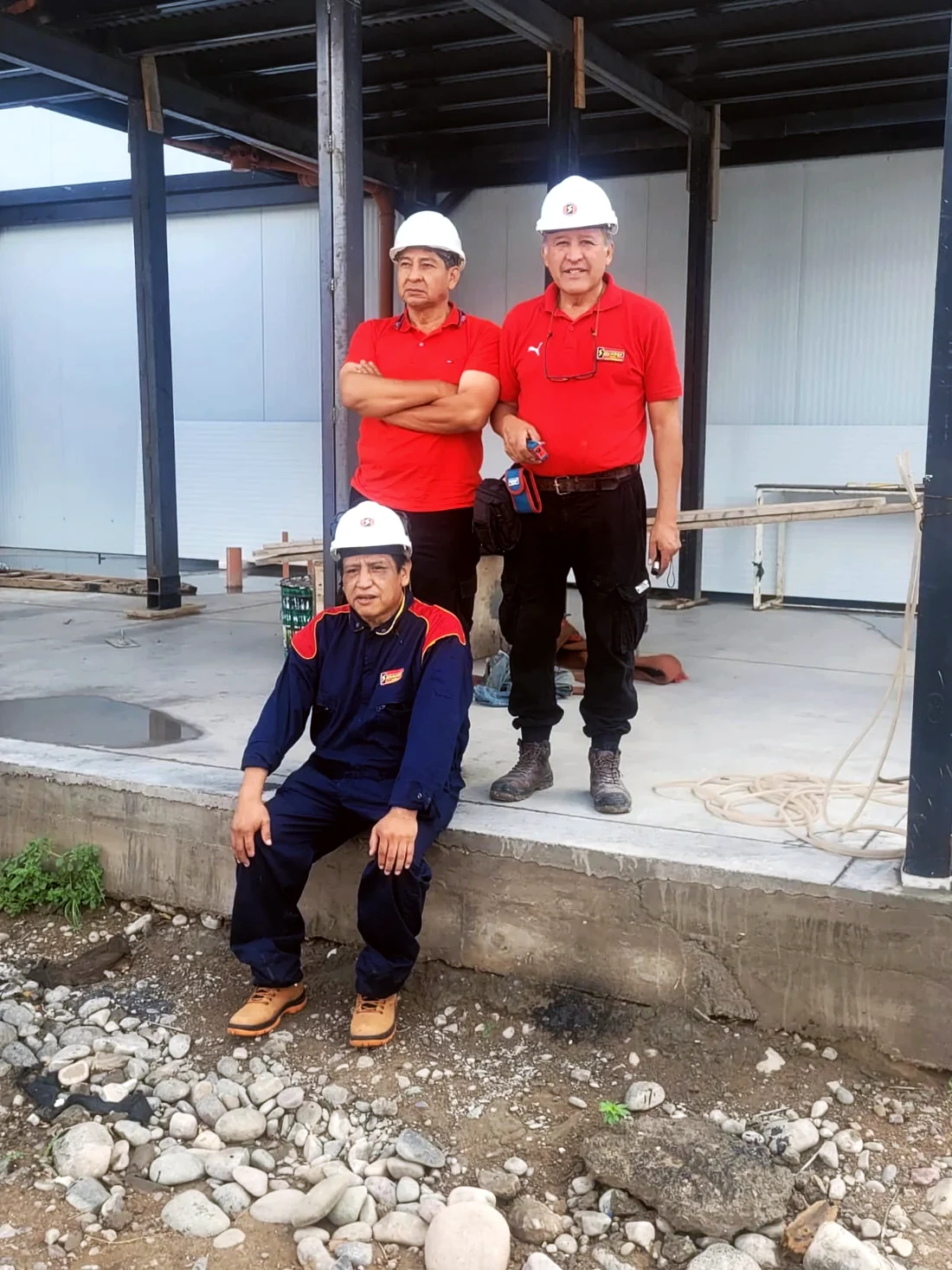 Equipo de Servicop Energía con casco y uniforme en una obra en ejecución