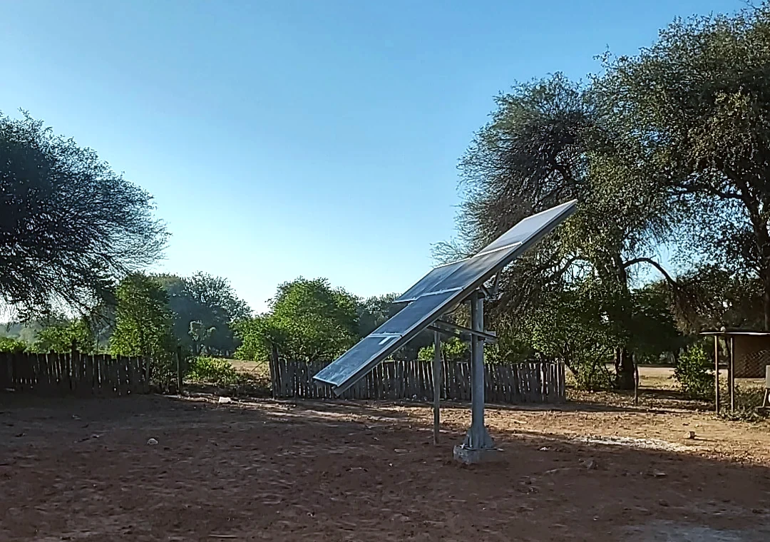 Panel fotovoltaico sobre estructura fija en un paraje rural de Pacará, San Martín